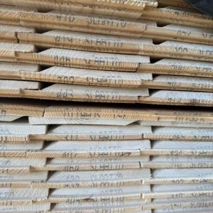 Dobbelfals Gammel Type 28 gr. 19x148mm Gran kl.1 - Grunning + Mellomstrøk std. hvit  - 744,9m / 96,7m²